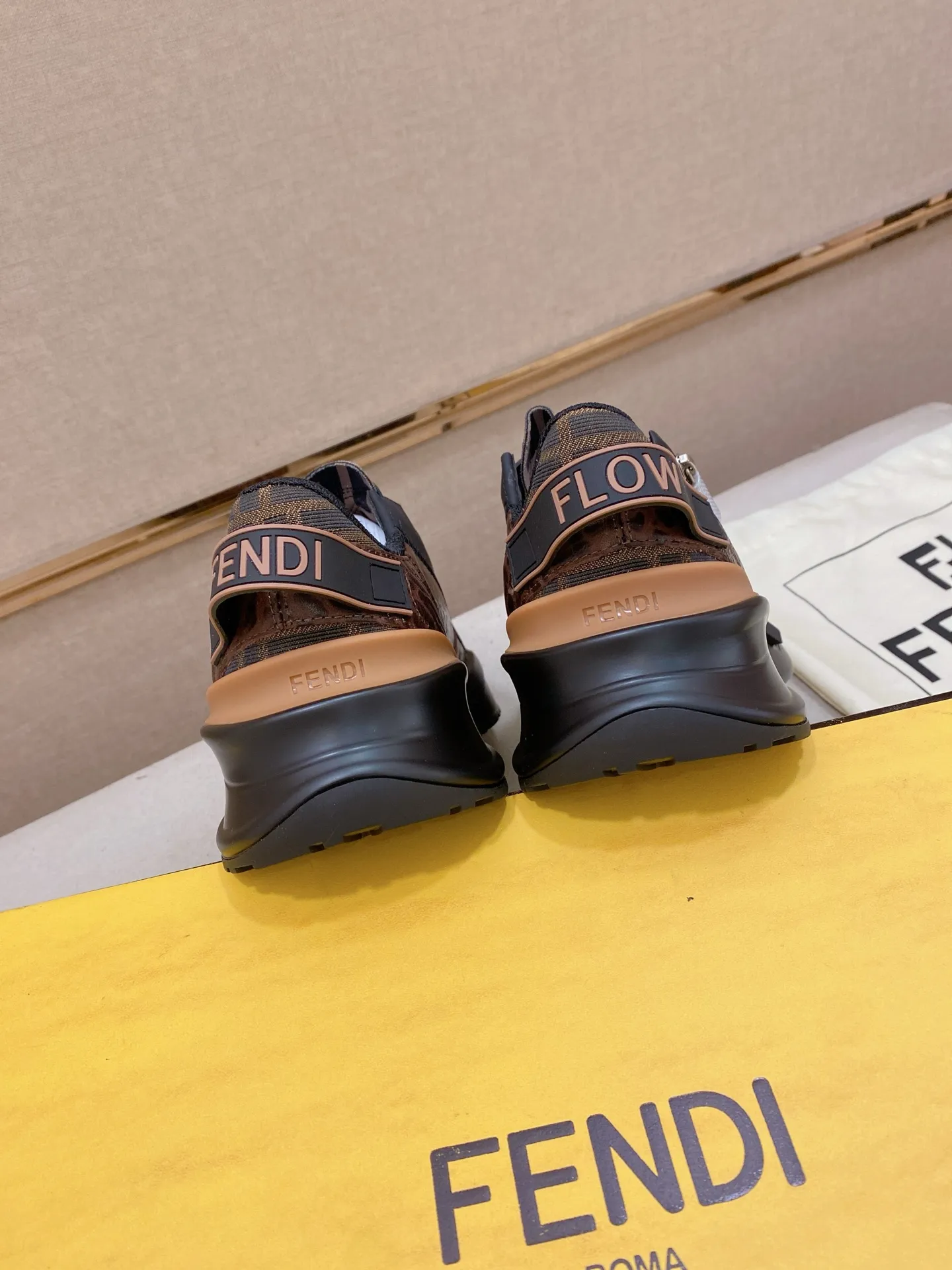 Factory price: 620💰(high version) [Fendi] Fendi’s latest casual shoes for men! Available at counters simultaneously! A one-to-one replica of the original. Made entirely of imported top-grain calfskin, the interior is made of top-grain water-dyed cowhide, and the original factory-supplied rubber outsole. Leading new fashion concepts. Matching code: 38-44 can be customized, 45 is not returnable!